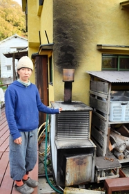 薪（まき）で湯を沸かすボイラー＝神戸市垂水区塩屋町