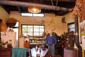 南棟の台所。木枠の窓や自作のストーブが印象的だ＝神戸市垂水区塩屋町