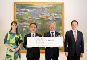 記者発表会に登壇した川崎重工業の金花芳則会長（右端）や橋本康彦社長（右から２番目）ら＝東京都台東区