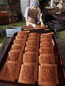 ＱＲコードが焼き付けられた瓦せんべい。伝統の味に載る現代模様の意外性が好評という＝神戸市中央区元町通６、亀井堂総本店