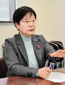 インタビューに応じる国立女性教育会館の萩原なつ子理事長＝兵庫県豊岡市内
