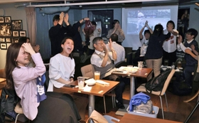 ３回裏に岡本が３ランを放ち、４－０と点差を広げて歓喜する野球ファンら＝１６日夜、神戸市中央区古湊通１、スポルテリア