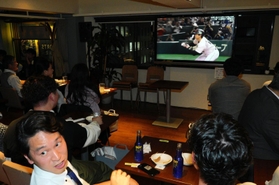 大谷翔平選手のセーフティバントには相手だけでなく中継を観戦しているファンも不意を突かれた＝１６日夜、神戸市中央区、スポーツカフェバー「スポルテリア」