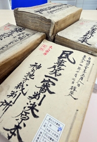 学者らの尽力で廃棄を免れた民事裁判の判決原本には、兵庫県に関係する記録も多い＝東京都千代田区、国立公文書館（撮影・中西幸大）