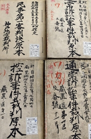明治期などの民事判決原本。国立公文書館のシールが貼られ、管理されている＝東京都千代田区（撮影・中西幸大）