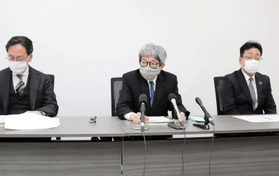 男性助教に対する懲戒処分を発表し、会見する芸術文化観光専門職大学（兵庫県豊岡市）の平田オリザ学長（中央）ら＝３０日午後、豊岡市山王町