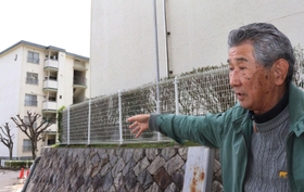 住民が高齢化するハイツの現状を語る岩永耕一さん＝神戸市須磨区