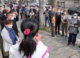 神戸市議選で第一声を上げる候補者＝３１日午前、神戸市垂水区（撮影・斎藤雅志）