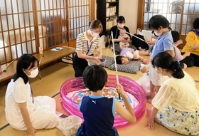 みそらこども食堂の「まつり」に参加し、楽しく過ごす子どもら＝神戸市中央区（提供）