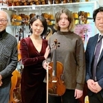バイオリンをプレゼントした（左から）指揮者の守山俊吾さん、ピアニストの渡辺静代さん、避難してきたユリヤ・ガブリレンコさん、国際楽器の松永歓社長＝大阪市中央区、国際楽器