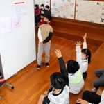 阪神・淡路大震災や備えについて発表する５年生。３年生が活発に手を挙げた＝西灘小