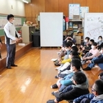 浅井鈴子さん（左）を前に、震災学習を振り返る５年生＝西灘小