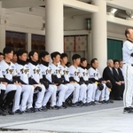 開幕を前に必勝祈願する阪神タイガースの岡田彰布監督（右）と選手ら＝２日午前、西宮市社家町、西宮神社