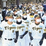 ４年ぶりに全員で必勝祈願祭に臨む阪神タイガースの選手たち＝２日午前、西宮市社家町、西宮神社