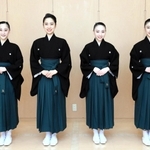 第１０９期生の卒業式に臨む（左から）河谷杏実さん（兵庫県宝塚市）、山田早瀬さん（東京都練馬区）、平澤桜さん（東京都豊島区）、川島笙さん（大阪府池田市）＝宝塚市武庫川町（宝塚音楽学校提供）