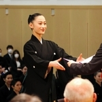 宝塚音楽学校第１０９期生の卒業式で、卒業証書を受け取る河谷杏実さん＝宝塚市武庫川町（宝塚音楽学校提供）
