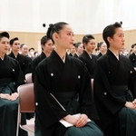 宝塚音楽学校の卒業式に臨む第１０９期生＝宝塚市武庫川町（宝塚音楽学校提供）