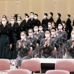 卒業式に出席するため宝塚音楽学校講堂に入場する第１０９期生＝宝塚市武庫川町（宝塚音楽学校提供）