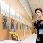 ウクライナ出身で、「発行されなかった卒業証書展」の神戸開催を企画したボンダレンコ・マリヤさん（右）、夫のペトレンコ・マクシムさん＝神戸市西区学園西町１、ユニバープラザ