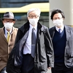 有識者委員会に出席するため最高裁を訪れた土師守さん（中央）ら＝２月１４日、東京都千代田区