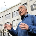 自身が津波を見た釜石市役所の前で、東日本震災当時の経験を語る同市元防災課長の佐々木守さん＝岩手県釜石市只越町３、釜石市役所