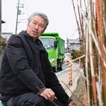 亡くなった娘の松村幸姫さんが倒れていた事故現場で、事件記録が廃棄された憤りを語る中江美則さん＝京都府亀岡市