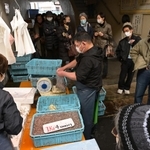 漁の解禁初日、新鮮なイカナゴのシンコ（稚魚）を求めて大勢の人が並んだ＝４日午前、神戸市兵庫区東山町、東山商店街