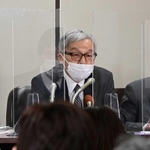 最高裁での意見聴取を終え、記者会見に臨む土師守さん（中央）＝２月１４日午後、東京・霞が関の司法記者クラブ