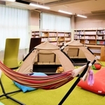 図書室には地元の企業から支援を受けたテントやクッションが並ぶ＝岐阜市立草潤中学校
