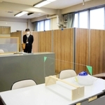 パーティションで仕切られた学習スペースも＝岐阜市立草潤中学校