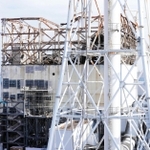 高台から見えた１号機（奥）＝福島県（代表撮影）