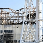 高台から見えた１号機（奥）＝福島県（代表撮影）