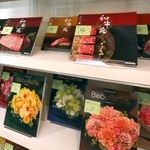 「復活」するヤマトヤシキの店内に並ぶカタログ＝６日午後、姫路市駅前町