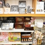 「復活」するヤマトヤシキの店内に並ぶ郷土の名産品＝６日午後、姫路市駅前町
