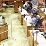 少年事件記録の廃棄問題について、加田裕之参議院議員の質問に答弁する斎藤健法務大臣（左）＝７日午前、東京都千代田区