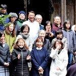 元日の初詣に集まった地域住民＝豊岡市福田
