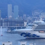 神戸港に入港する豪華客船「ダイヤモンド・プリンセス」。歓迎の放水もあった＝８日午前６時２８分、神戸市中央区