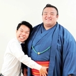 母校を訪れた若き日の貴景勝に抱きつく前川和裕教諭＝２０１６年４月２２日、仁川学院小学校（前川教諭提供）