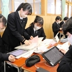 「まち歩き」の準備を進める多賀城高校災害科学科の１年生＝宮城県多賀城市笠神２