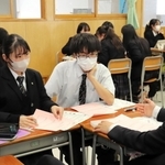 「まち歩き」の準備を進める多賀城高校災害科学科の１年生＝宮城県多賀城市笠神２