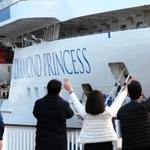 神戸港に入港する大型クルーズ船「ダイヤモンド・プリンセス」。市民らが出迎えた＝８日午前６時４１分、神戸ポートターミナル