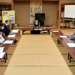 「婦人部」の存続や地域行事の見直しについて話し合う住民たち＝豊岡市福田