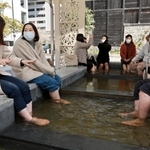 平日の日中からにぎわう足湯。居合わせた住民同士による情報交換など新たな交流の場になっている＝神戸市東灘区向洋町中２