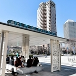 人工島の中心部に登場した天然温泉の足湯。異空間の雰囲気を醸しながらも、地域の人たちが集う憩いの場になっている＝神戸市東灘区向洋町中２