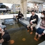 六甲ライナーの高架そばに登場した足湯。地域住民らがひっきりなしに訪れる憩いの場になっている＝神戸市東灘区向洋町中２