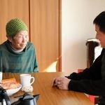 復興住宅を訪ねてきた地域住民と話をする佐藤美恵子さん（左）＝宮城県名取市閖上中央１