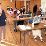 カラオケで交流する閖上中央第一団地の入居者ら＝宮城県名取市閖上中央１