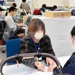 神戸市中央区役所の窓口でマスクを着けて対応する職員＝９日午後、神戸市中央区東町