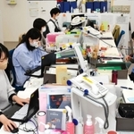 現在は自席でもマスクを着用して勤務している＝９日午後、神戸市中央区役所