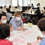 「豊岡みらいチャレンジ塾」で意見を交わす参加者たち＝豊岡市役所